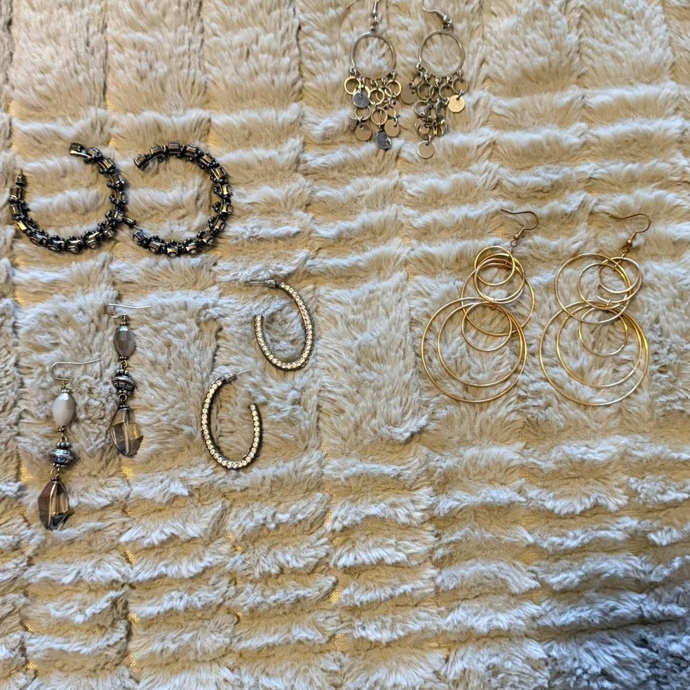 44 pairs of custom jewelry earrings, selling as a lot.